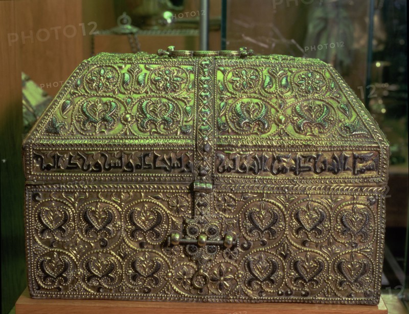 Chest of Hisham II, made of niello and golden silver in Cordoba.