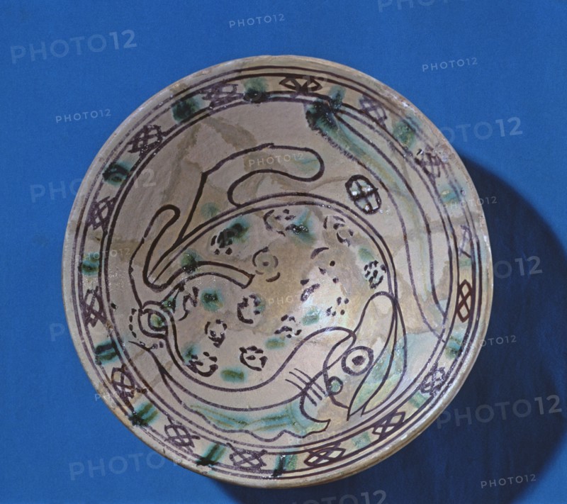 Plate with zoomorphic decoration in green and black, Manresa pottery.