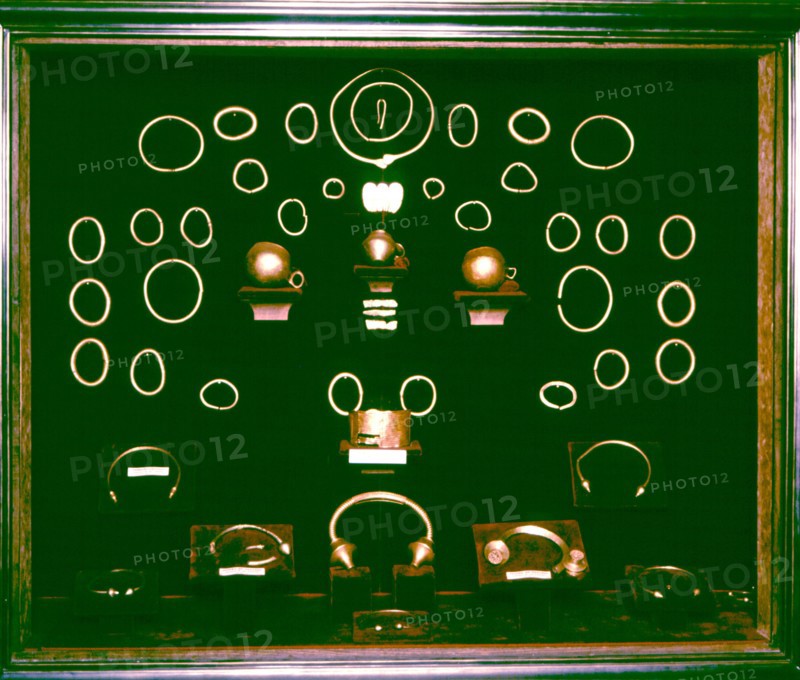 Display cabinet with the treasures of the Golada, Foxados and Caldas de Reyes, whose age ranges b?