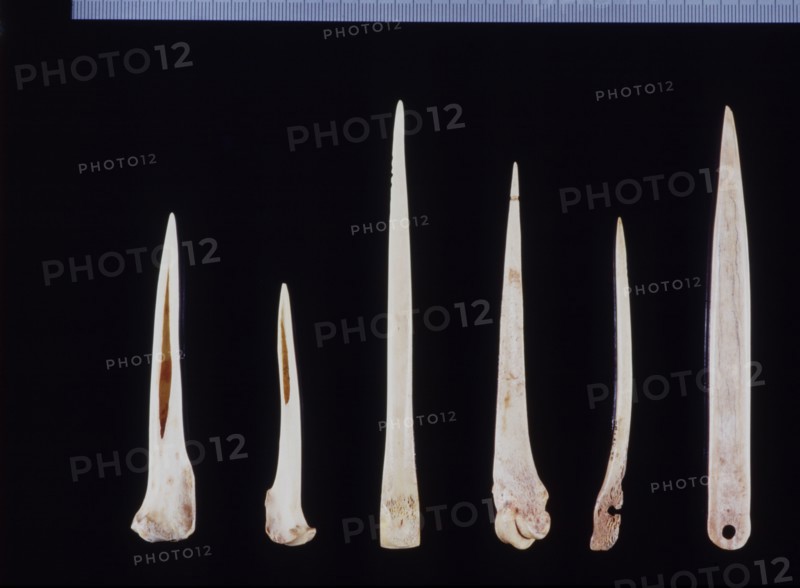Bone awls and needles from the Cova de l'Or (Beniarrés, Alicante). Made by abrasion technique. Le?