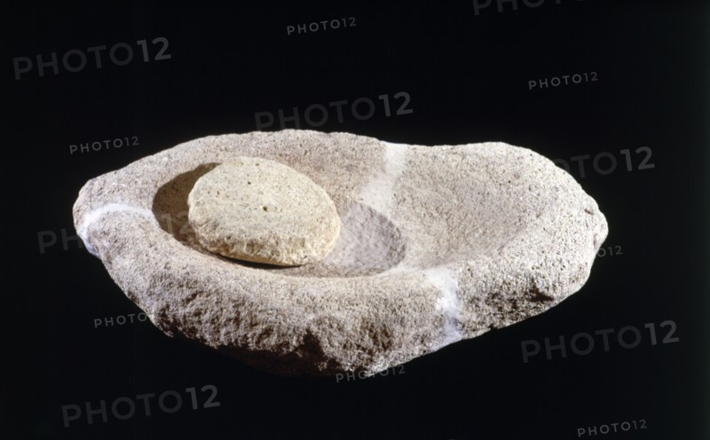 Hand mill from the Cova de l'Or (Beniarres, Alicante). Made of sandstone, length of 50 cm.