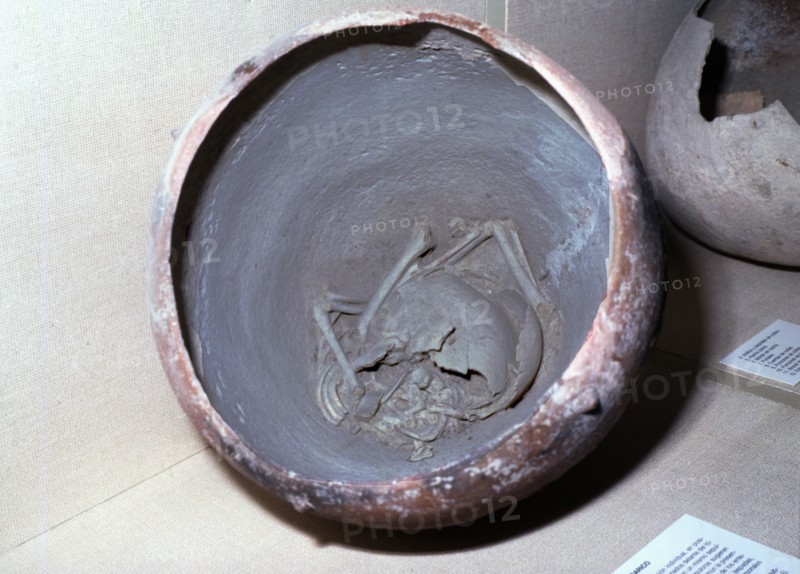 Urn of argaric pottery urn with an infant burial inside, from the town of Cerro de las Viñas (Coy?