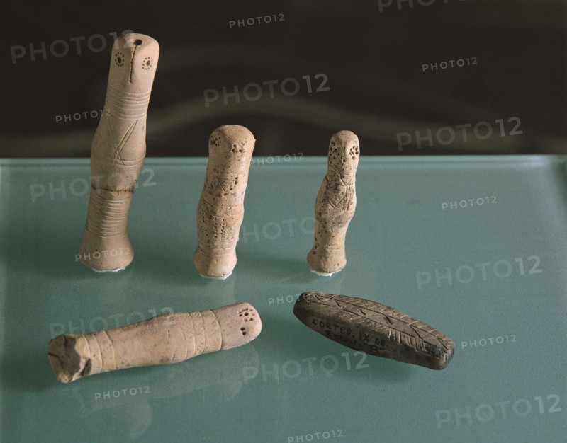 Clay figurines, with incised geometric decoration, cylindrical, head of bird (Cortes de Navarra).