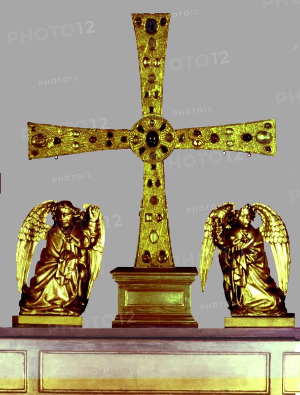 Angels Cross, year 808, it's part of the cathedral treasure preserved in the Holy Chamber of Ovie?