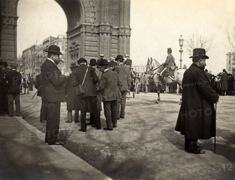 Barcelona. People in the swear allegiance to the flag ceremony of 1902 in the Victor Pradera Hall.