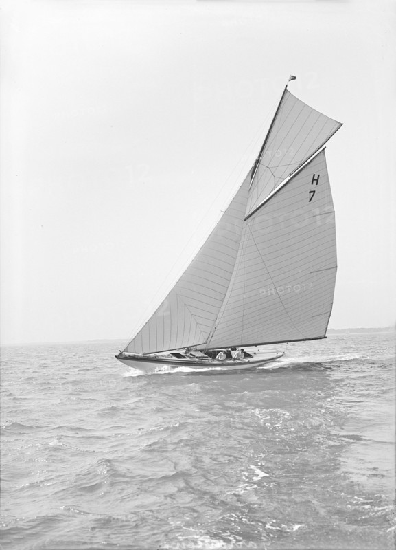The 8 Metre 'Garraveen', sailing close-hauled, 1914. Creator: Kirk & Sons of Cowes.