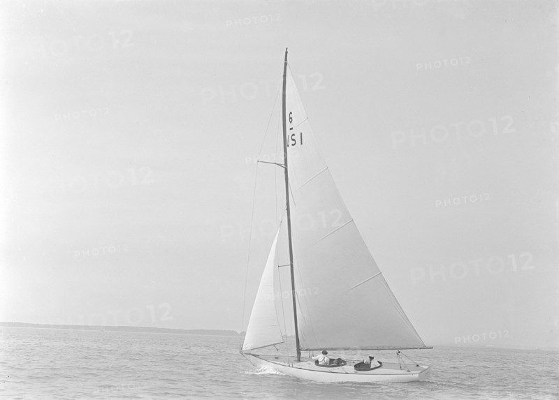 The 6 Metre 'Jeanie', 1921. Creator: Kirk & Sons of Cowes.