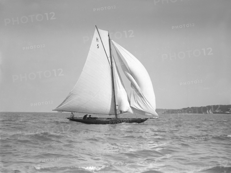 The 8 Metre 'Endrick', 1911. Creator: Kirk & Sons of Cowes.