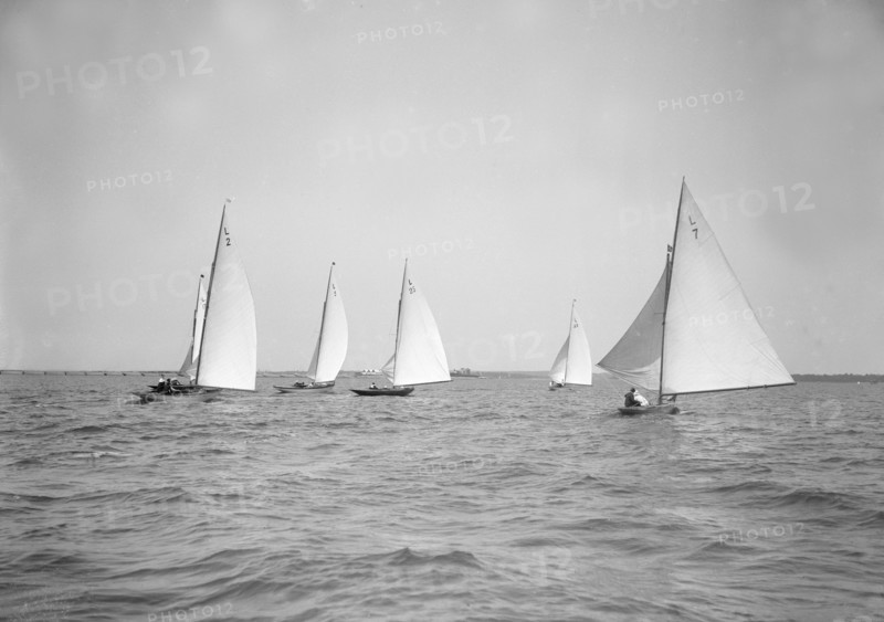 The 6 Metre class 'Cremona', 'Vanda' and 'Chrysanthe' racing downwind, 1913. Creator: Kirk & Sons of Cowes.