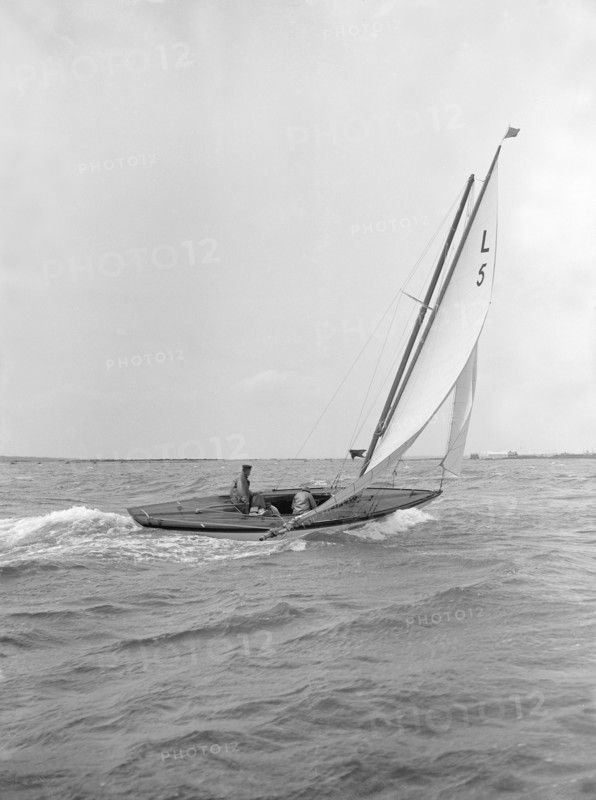 The 6 Metre 'Vanda' sailing broad reach, 1913. Creator: Kirk & Sons of Cowes.