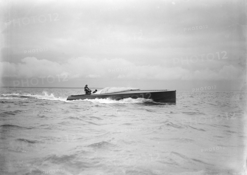 The hydroplane 'Brunhilde' under way. Creator: Kirk & Sons of Cowes.