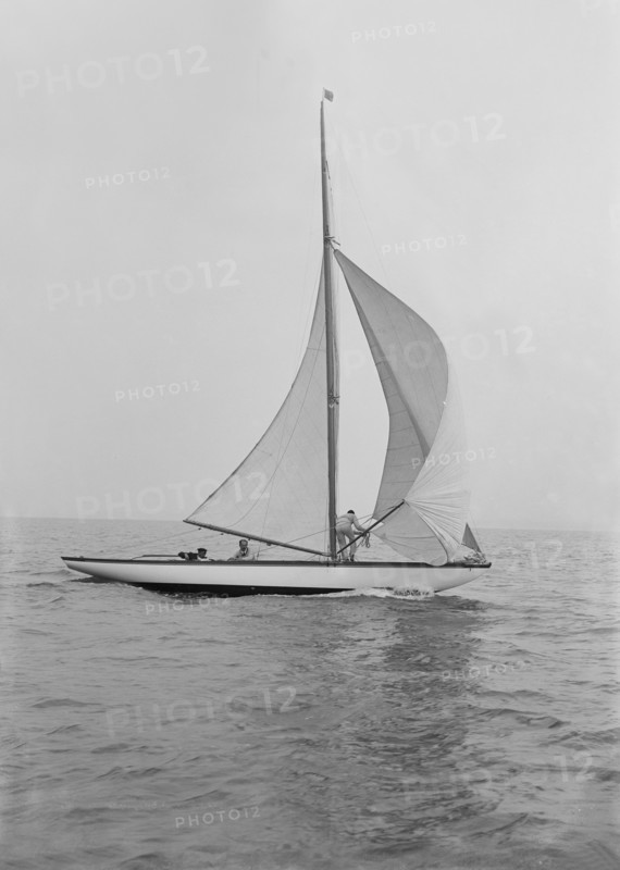The 6 Metre 'Vanda' sailing with spinnaker, 1914. Creator: Kirk & Sons of Cowes.