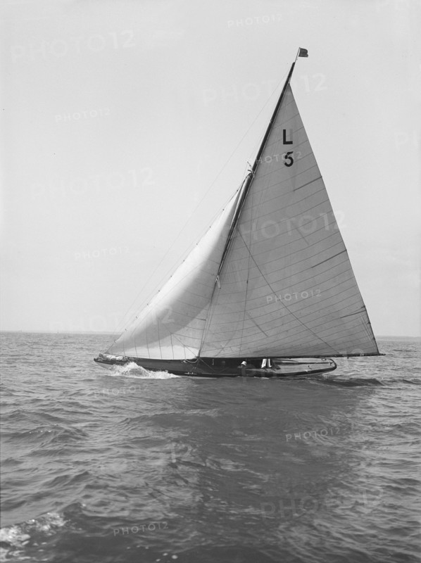 The 6 Metre 'Vanda' sailing close-hauled, 1914. Creator: Kirk & Sons of Cowes.