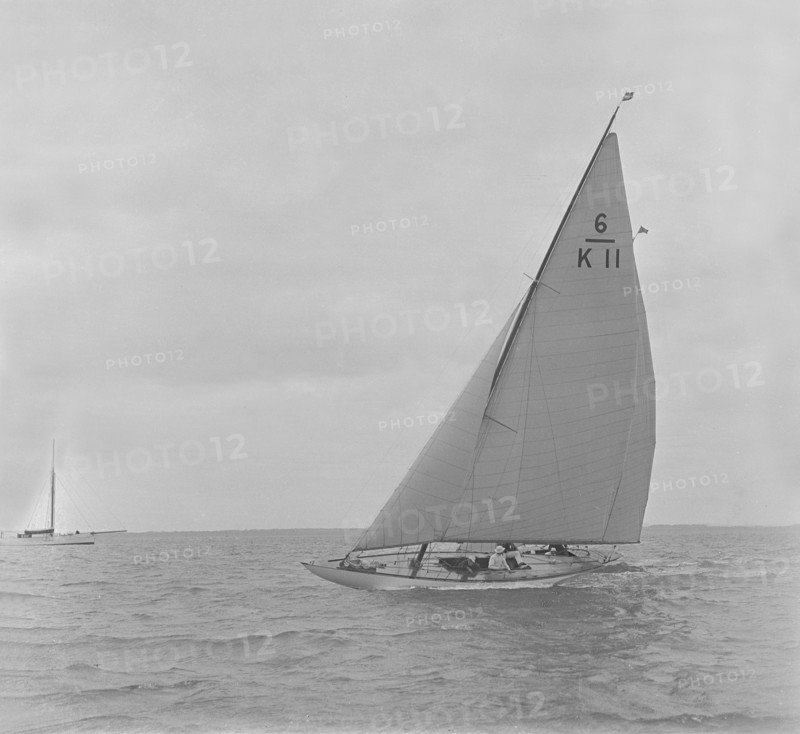 The 6 Metre class 'Freesia' sailing close-hauled, 1921. Creator: Kirk & Sons of Cowes.