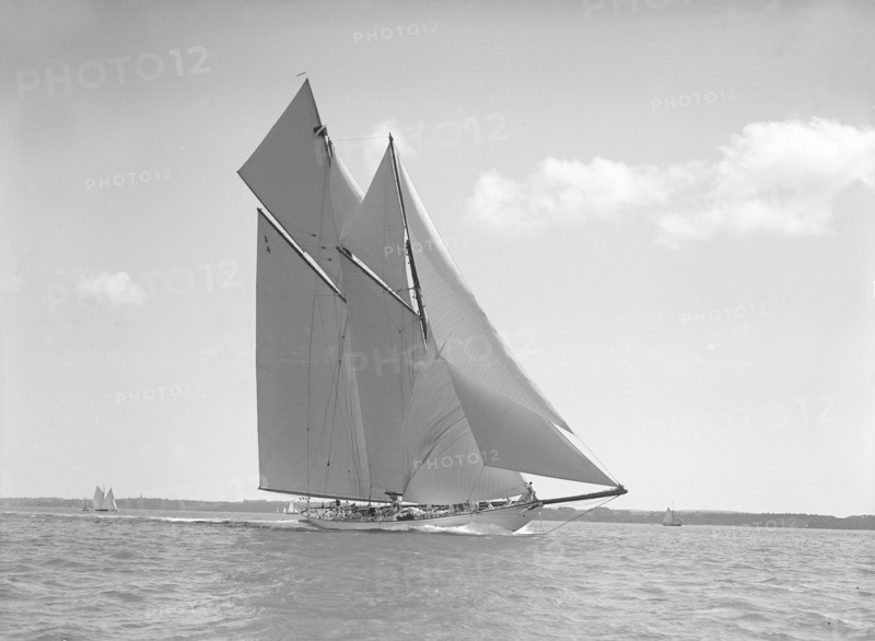 The handsome racing schooner 'Waterwitch', 1911. Creator: Kirk & Sons of Cowes.