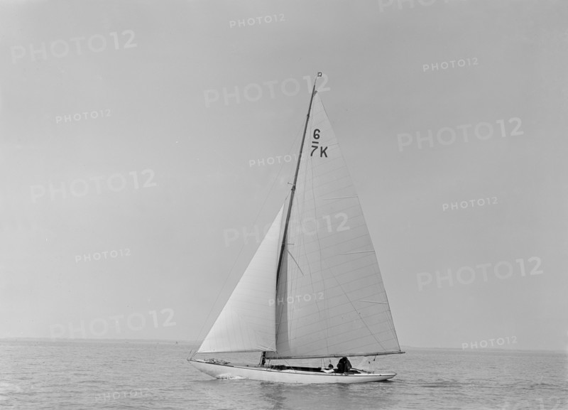 The 6 Metre 'Cni' sailing close-hauled, 1921.  Creator: Kirk & Sons of Cowes.