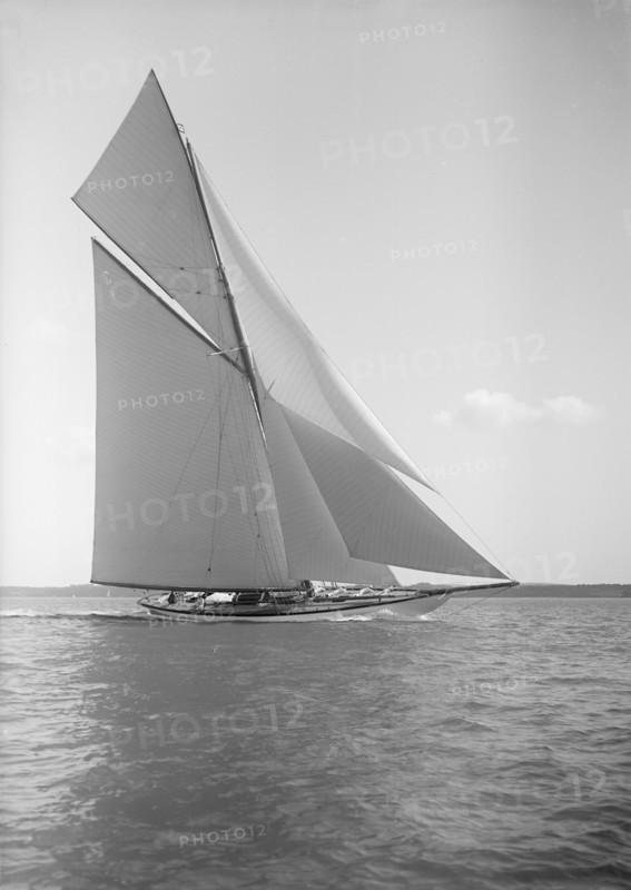 The 19-metre class 'Mariquita' sailing close-hauled, 1910. Creator: Kirk & Sons of Cowes.