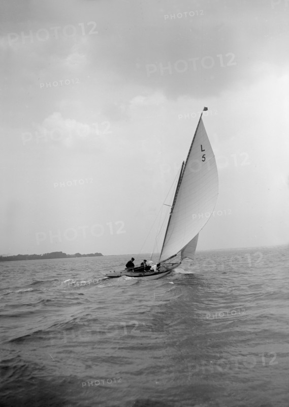 The 6 Metre 'Jonquil', 1912. Creator: Kirk & Sons of Cowes.