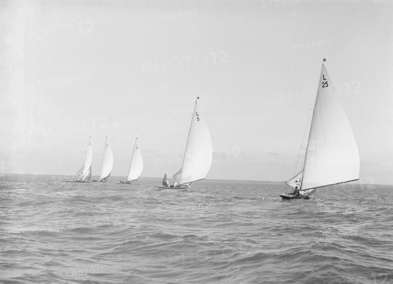 The 6 Metre 'Stella', ' Vanda ', 'Bubble', 'Wamba' and 'Lanka' racing downwind, 1914. Creator: Kirk & Sons of Cowes.