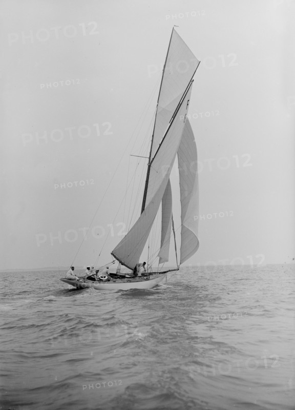 The International 10 Metre class sailing yacht 'Pampero', 1913. Creator: Kirk & Sons of Cowes.