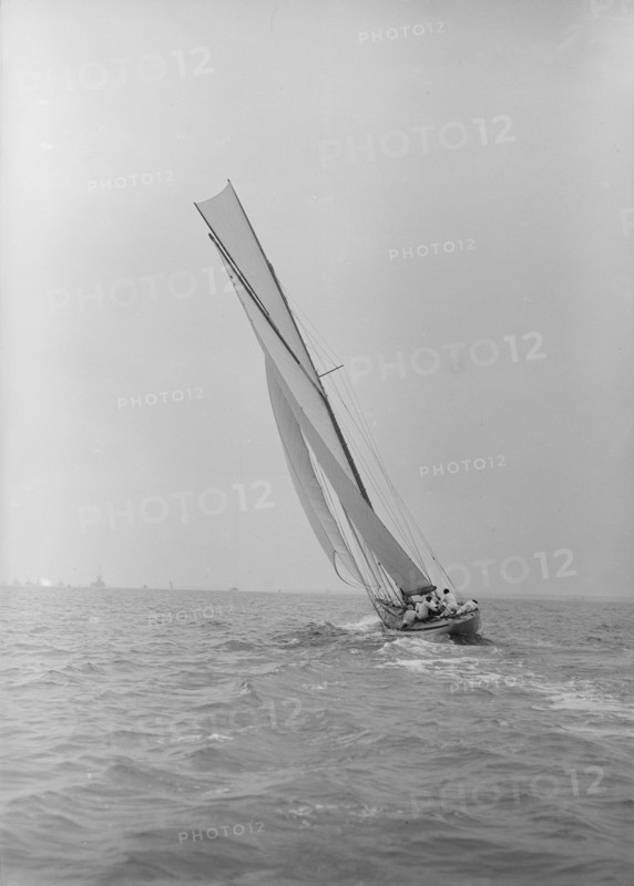 The 10 Metre class 'Eleda' (F6) sailing close-hauled, 1913. Creator: Kirk & Sons of Cowes.