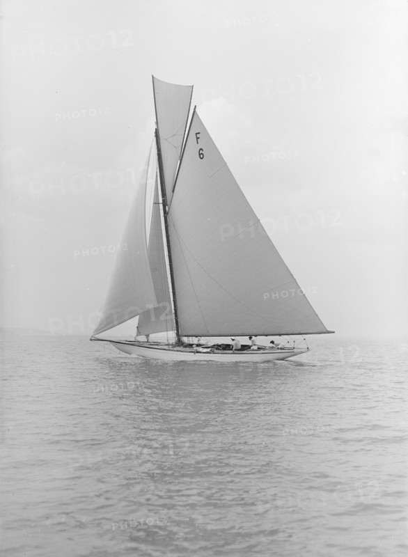 The 10 Metre class 'Eleda' (F6) sailing close-hauled, 1913. Creator: Kirk & Sons of Cowes.