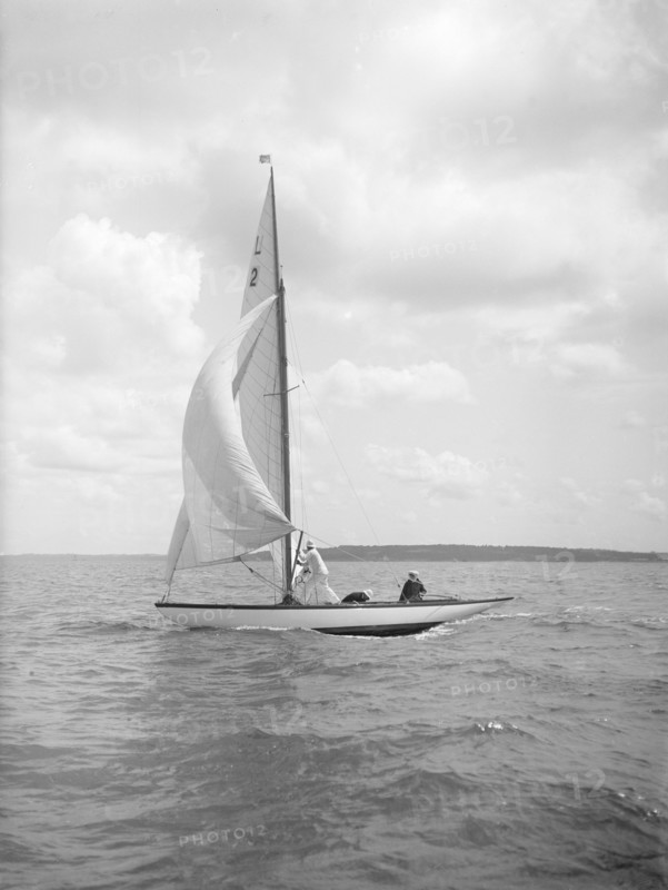 The 6 Metre class 'Cynthia' setting spinnaker, 1912. Creator: Kirk & Sons of Cowes.