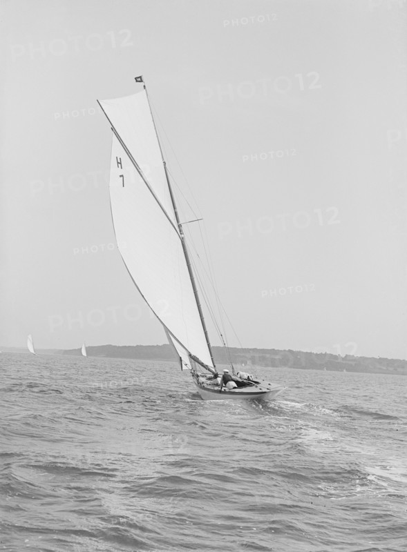 The 8 Metre 'Garraveen', 1914. Creator: Kirk & Sons of Cowes.