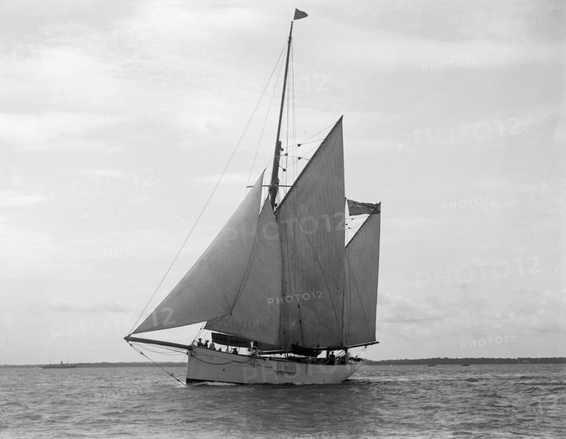 The 167 ton ketch 'Anemone' under sail, 1922. Creator: Kirk & Sons of Cowes.