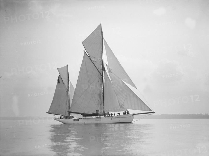 The 134 ton ketch 'Lavengro' under sail, 1911. Creator: Kirk & Sons of Cowes.