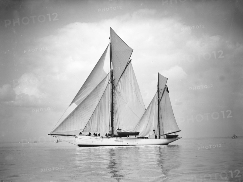 The 134 ton ketch 'Lavengro' under sail, 1911. Creator: Kirk & Sons of Cowes.