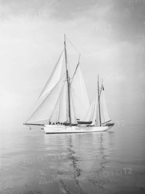 The 134 ton ketch 'Lavengro' under sail, 1911. Creator: Kirk & Sons of Cowes.