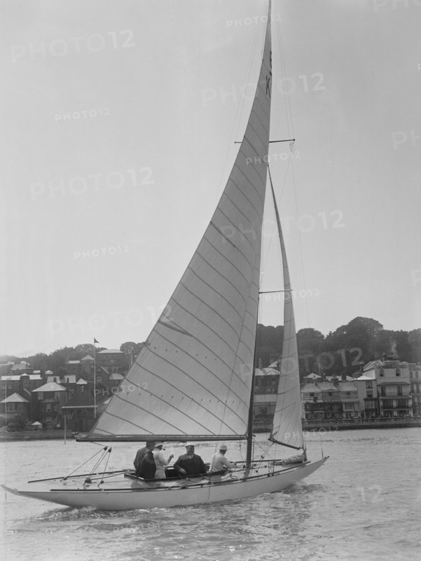The 6 Metre class sailing yacht 'Reg', 1922. Creator: Kirk & Sons of Cowes.