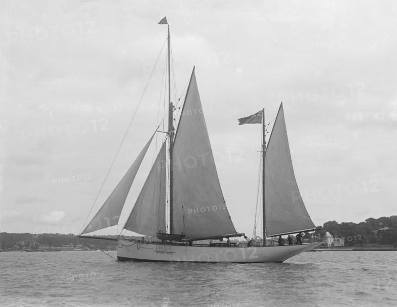 The 167 ton ketch 'Anemone' under sail, 1922. Creator: Kirk & Sons of Cowes.