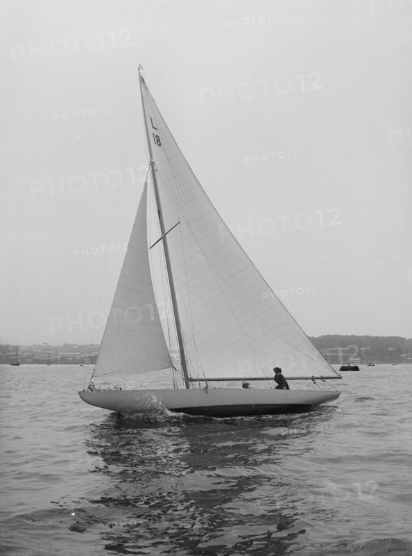 The 6 Metre 'Peterkin' sailing upwind, 1914. Creator: Kirk & Sons of Cowes.