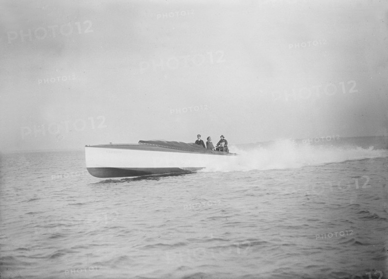 The 40 ft hydroplane 'Pioneer' under way. Creator: Kirk & Sons of Cowes.