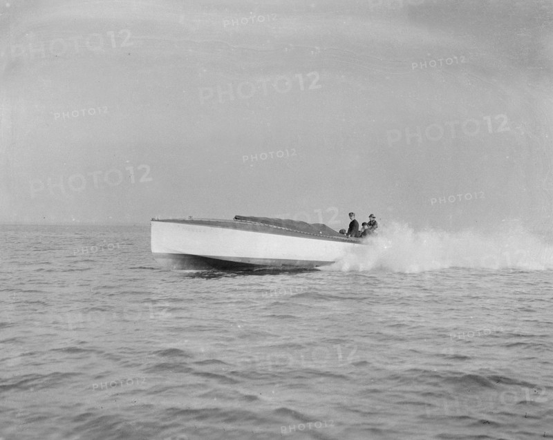 The 40 ft hydroplane 'Pioneer' under way. Creator: Kirk & Sons of Cowes.