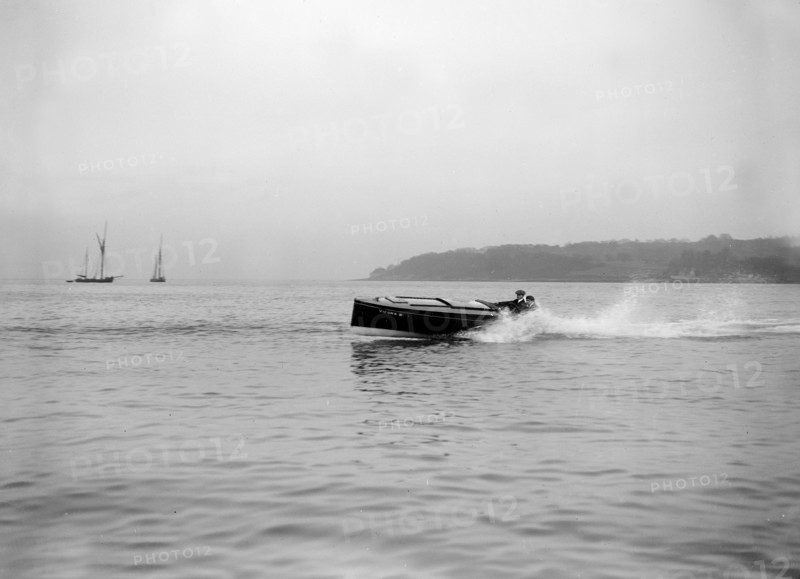 The hydroplane 'Vicuna III' underway, 1913.  Creator: Kirk & Sons of Cowes.