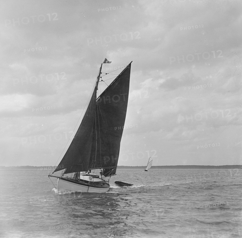The 6 ton ketch 'Shona' under sail, 1921. Creator: Kirk & Sons of Cowes.