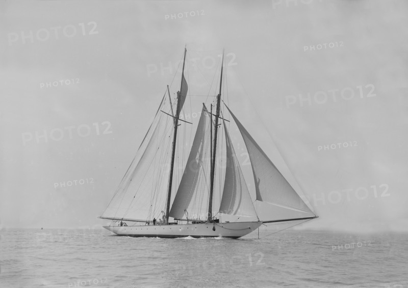 The handsome racing schooner 'Waterwitch', 1911. Creator: Kirk & Sons of Cowes.