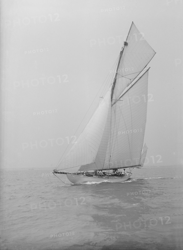 The 15 Metre cutter 'Ma'oona' sailing close-hauled, 1914. Creator: Kirk & Sons of Cowes.