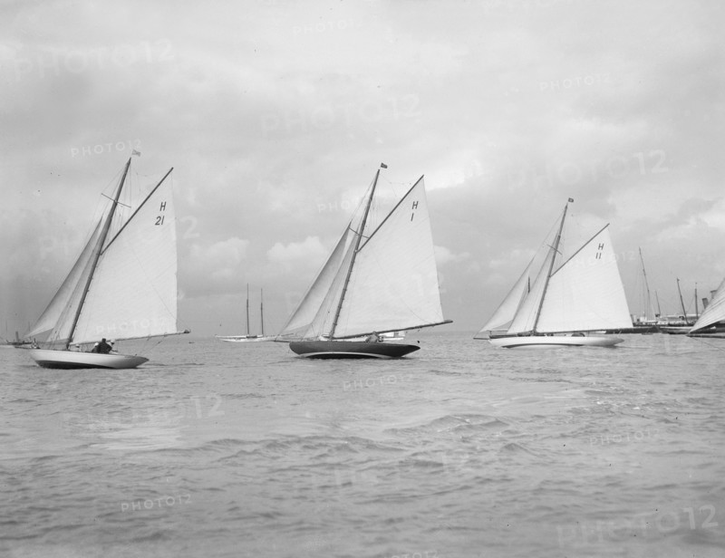 'Le Jade' (H21), the Norwegian 'Antwerpia IV' (H1) and 'Ventana' (H11) start the 8 Metre class race. Creator: Kirk & Sons of Cowes.
