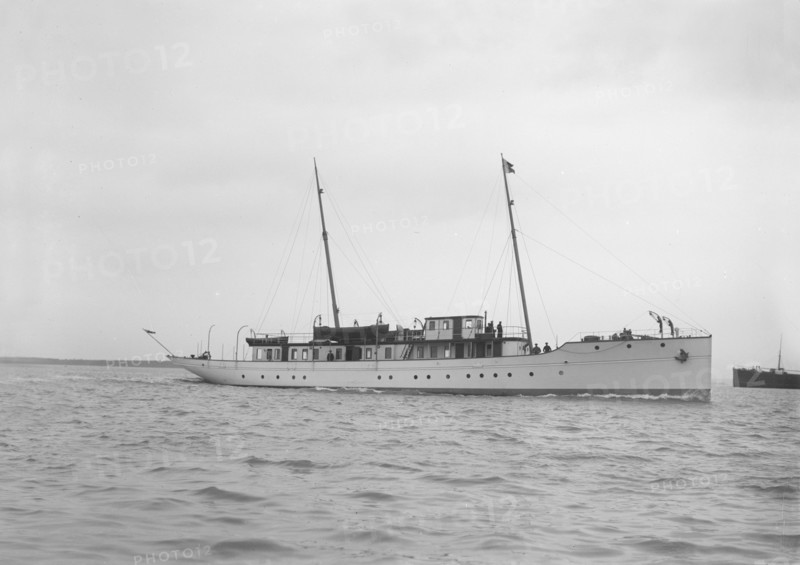 Motor yacht 'Pioneer' under way, 1915. Creator: Kirk & Sons of Cowes.