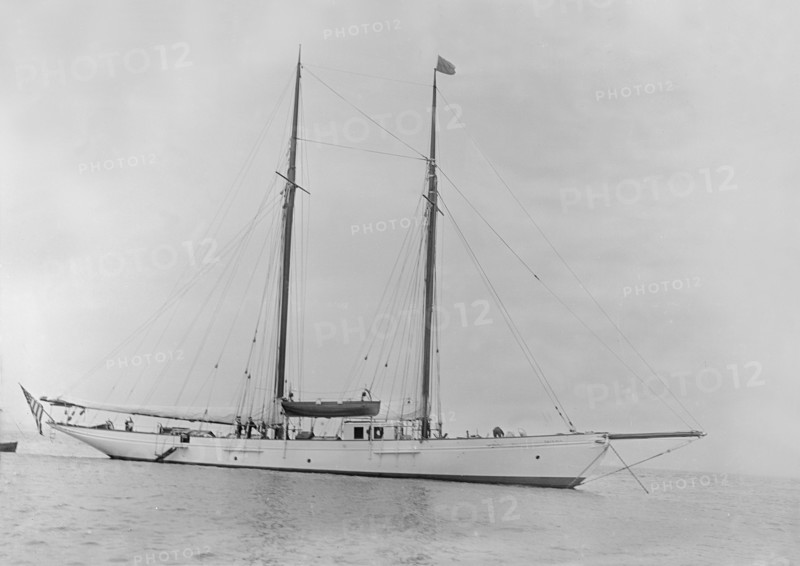 The schooner 'Dwyn-Wen' at anchor, 1920. Creator: Kirk & Sons of Cowes.