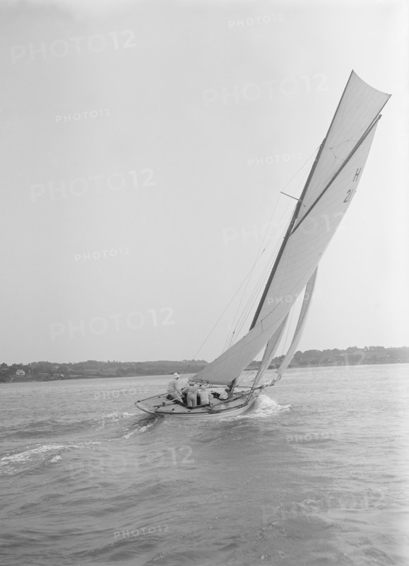 'Le Jade', a gaff rigged 8 Metre class yacht sailing close-hauled, 1912. Creator: Kirk & Sons of Cowes.