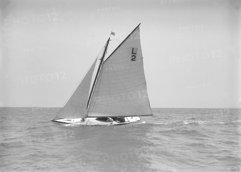 The 6 Metre 'Correnzia' close-hauled, 1911. Creator: Kirk & Sons of Cowes.