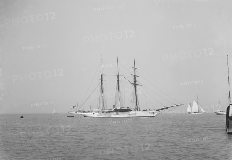 The 3 mast auxiliary schooner 'Czarina'. Creator: Kirk & Sons of Cowes.