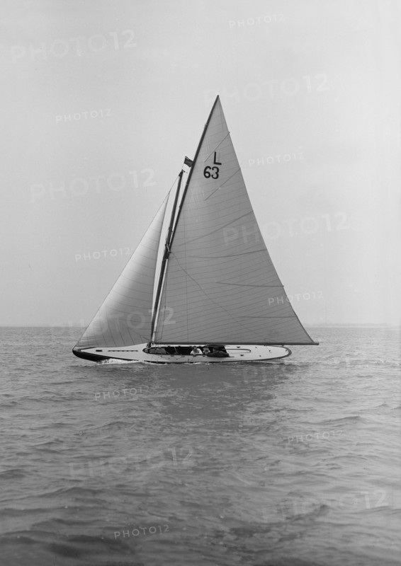 The 6 Metre sailing yacht 'Neerlandia VI' (L63), 1913. Creator: Kirk & Sons of Cowes.