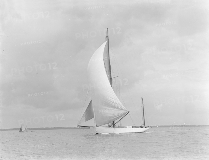 The yawl 'Sumurun' running downwind with spinnaker, 1922. Creator: Kirk & Sons of Cowes.