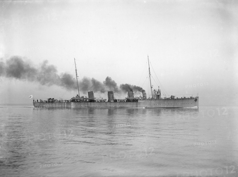 The Chilean Destroyer 'Almirante Lynch' under way, 1913. Creator: Kirk & Sons of Cowes.
